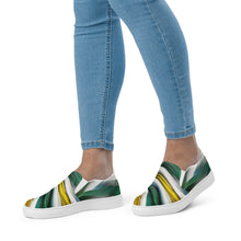 Load image into Gallery viewer, &quot;3D Waves&quot; Women’s slip-on canvas shoes.
